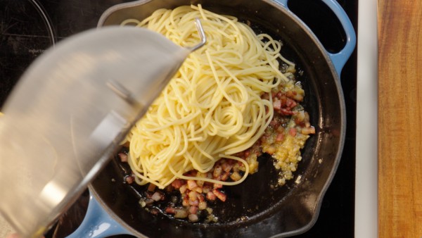 Cuarto paso Espaguetis carbonara con huevo 